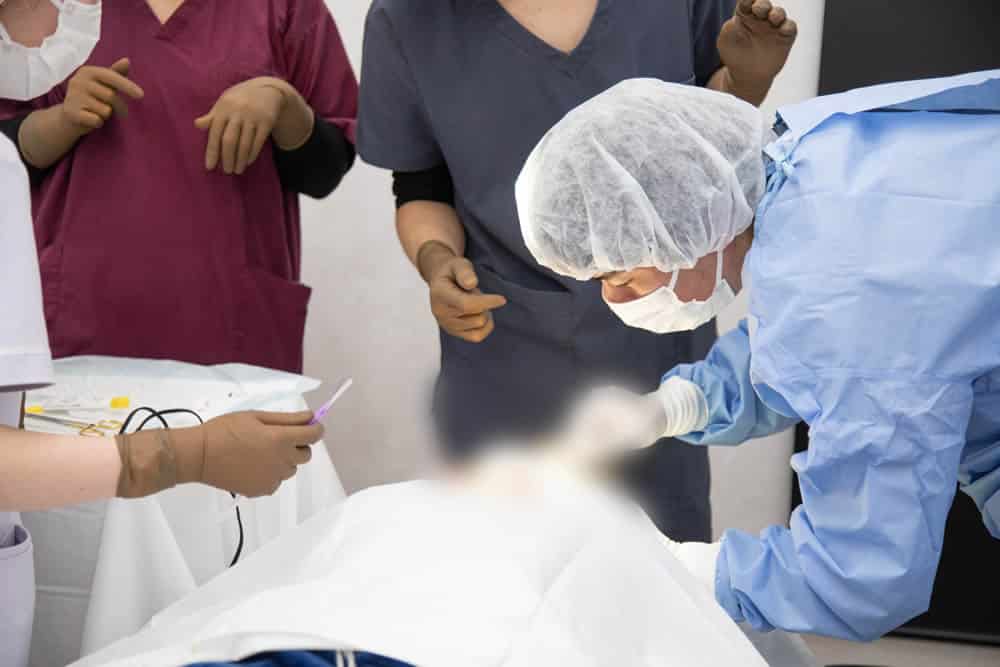 未経験のドクターに指導医が技術を教えているところ