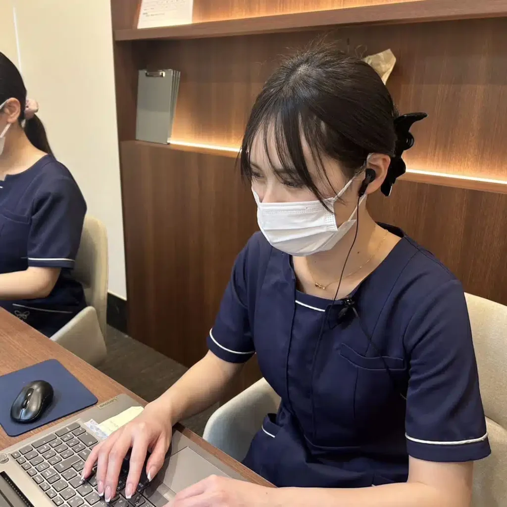 仕事をしているメディアアシスタント