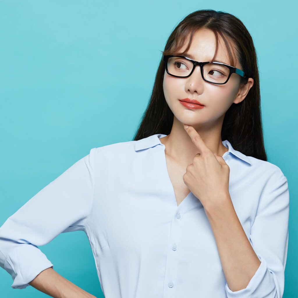 糸リフトの失敗例について説明している看護師