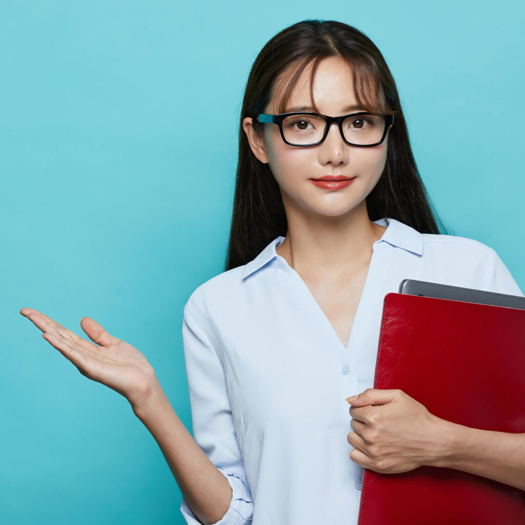 鼻整形の注意点を説明している看護師