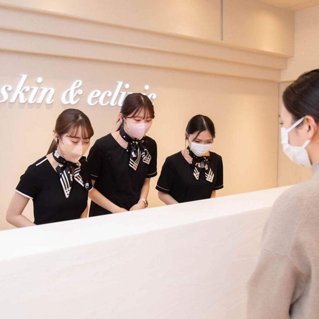 接客をしている美容外科のスタッフ