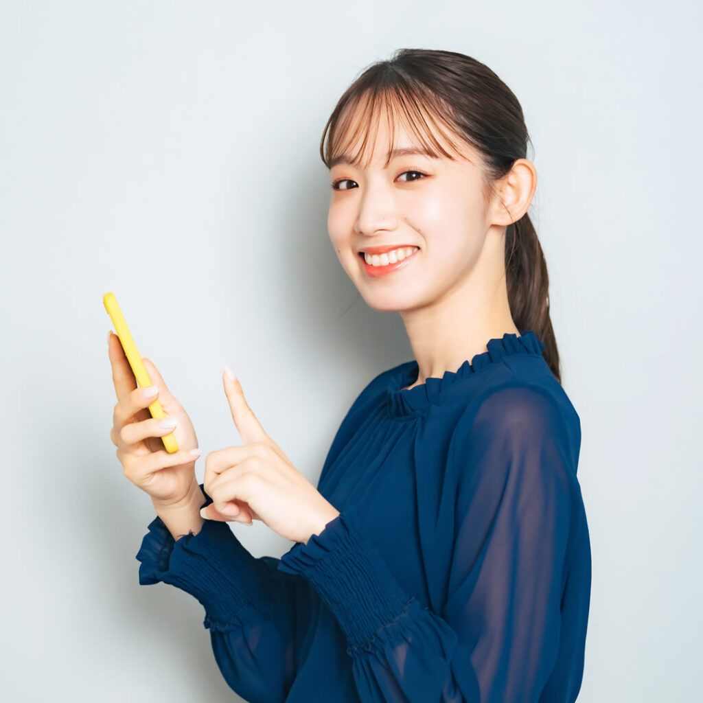 口コミを確認している女性