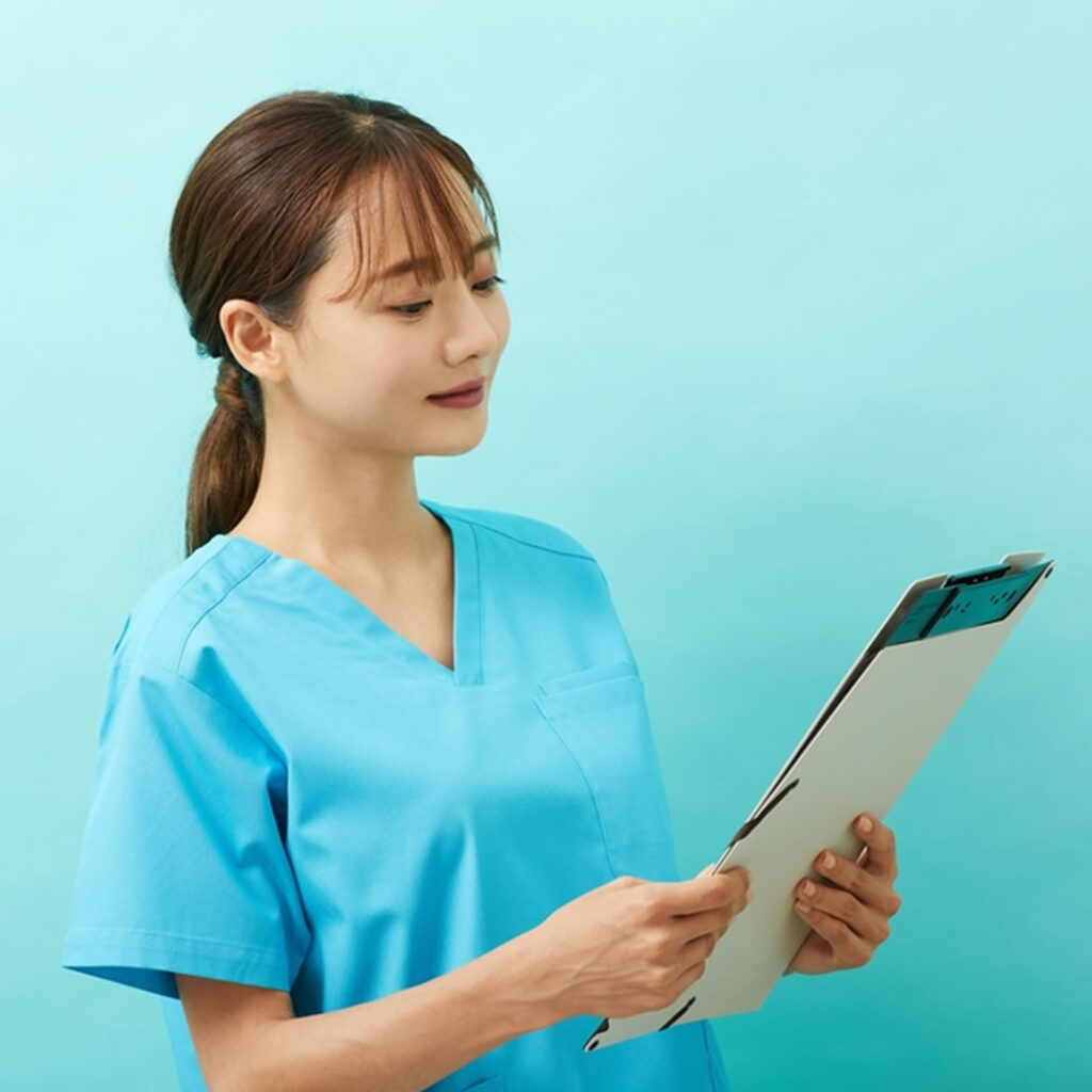 目の下のたるみはセルフケアで改善を目指せるか説明する看護師