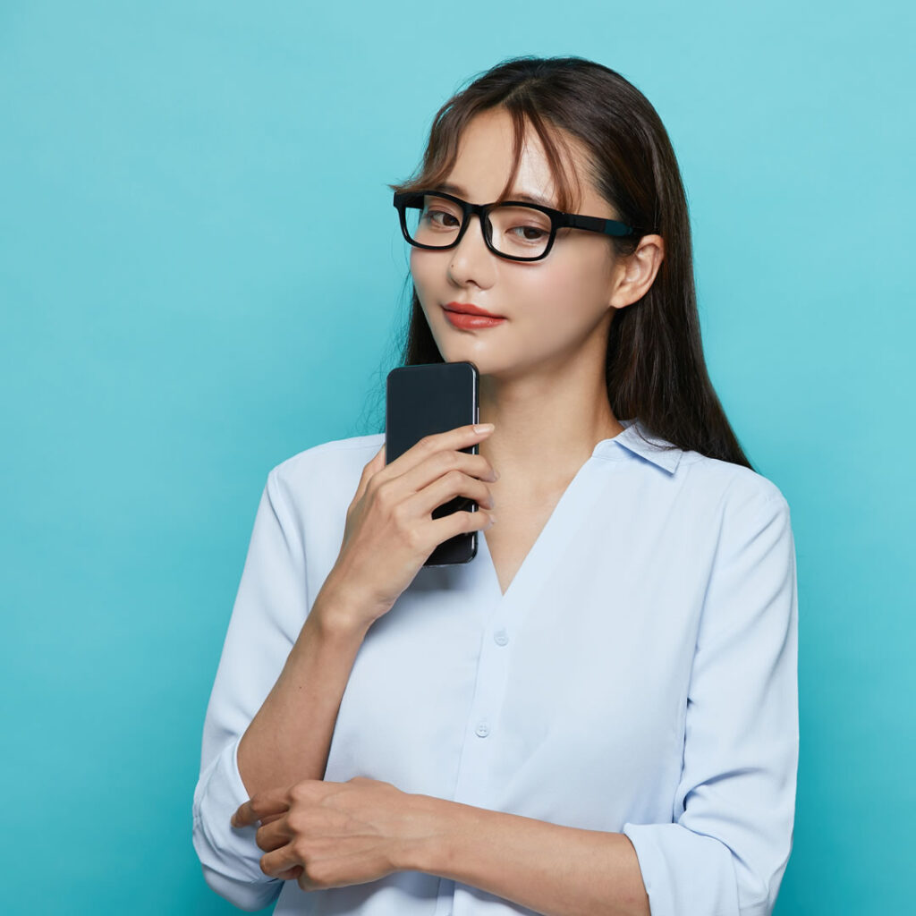 ヒアルロン酸注入の注意点を説明している看護師