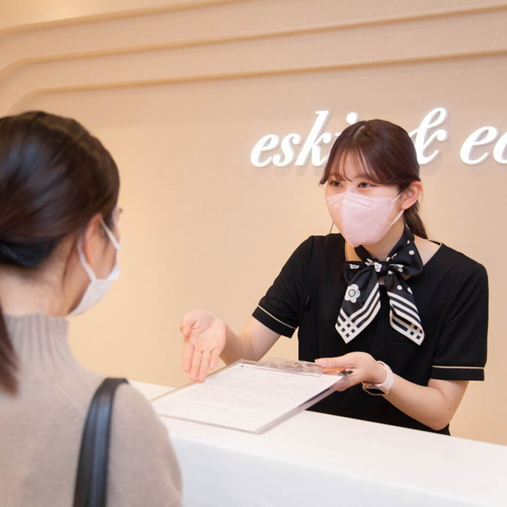 美容外科でお会計をしているところ