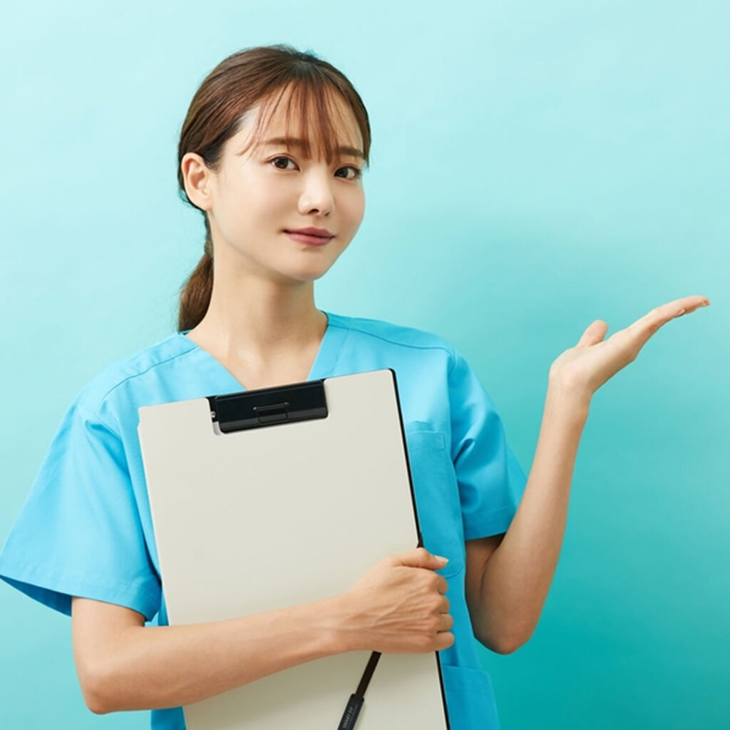 睫毛上皮膚切除のリスクを解説している看護師