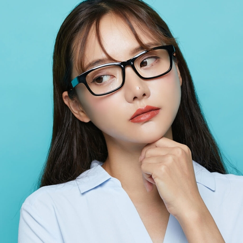 目の下の窪みを改善する美容整形の選び方を説明している看護師