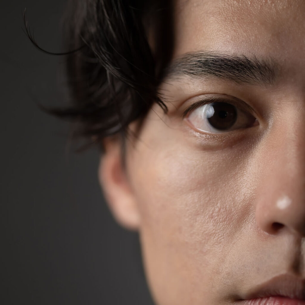 京都でクマ取りを気にしている男性のイメージ