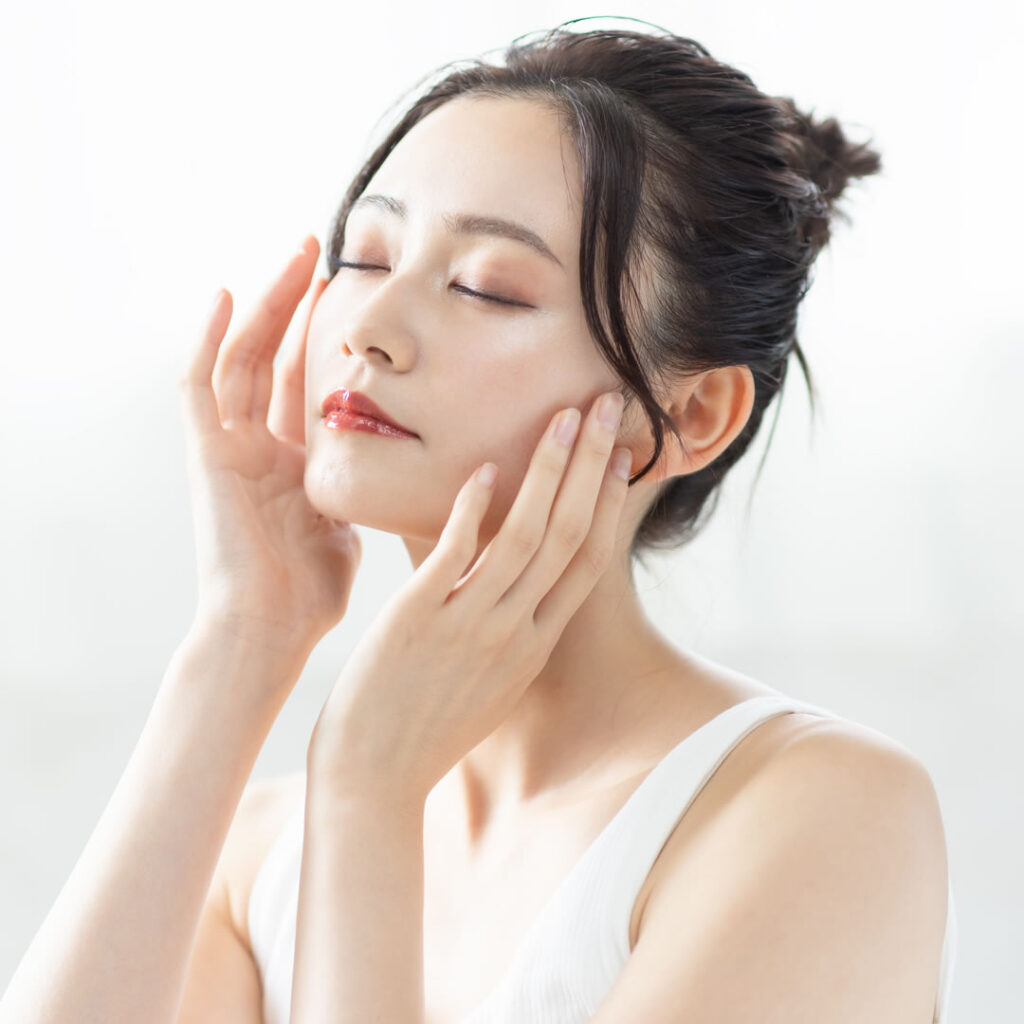 顔のマッサージをしている女性