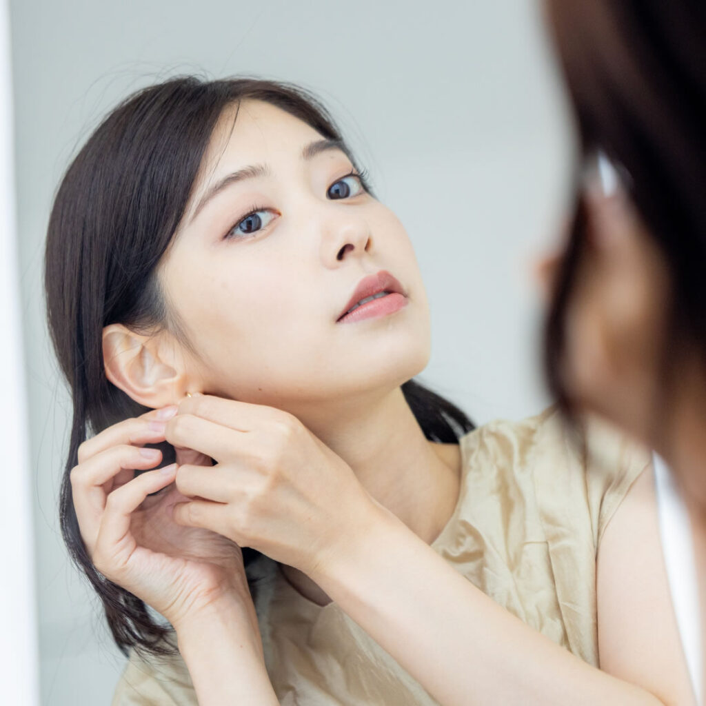 京都で目の下の窪みが気になっている女性のイメージ