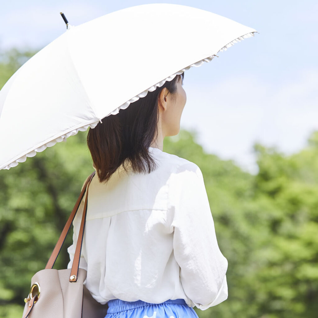 紫外線対策をしている女性