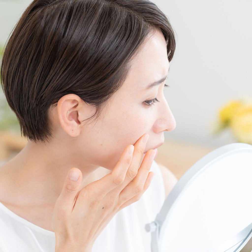 クレンジングをしている女性