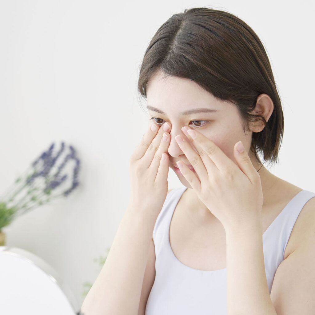 目の下の窪みが気になる女性