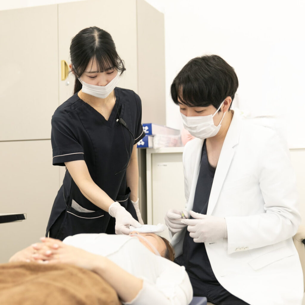 注入治療をしている松村健太医師