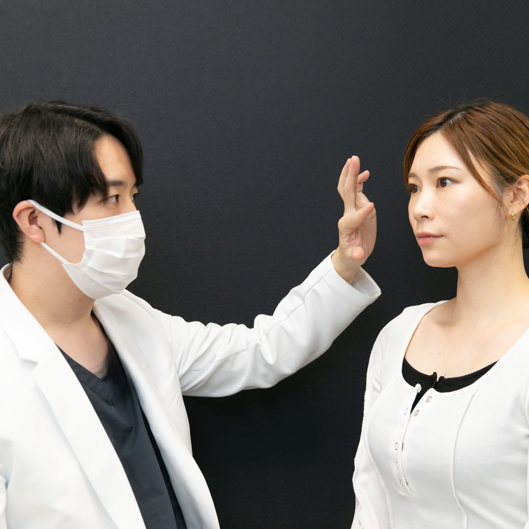 脂肪注入のカウンセリングをしている医師
