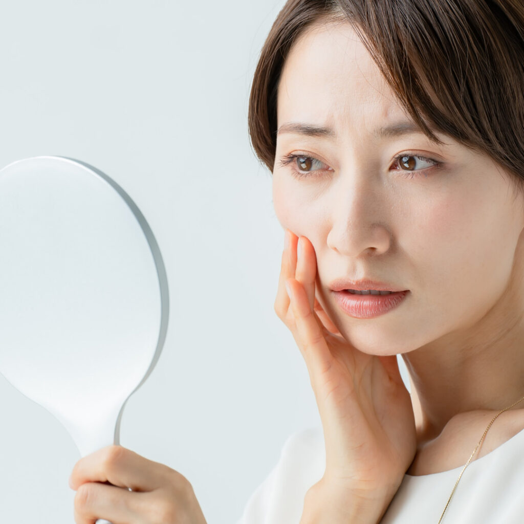 京都で目の下のたるみが気になっている女性のイメージ