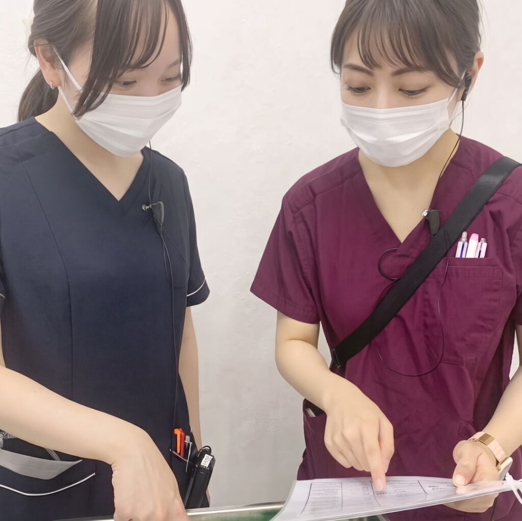 薬の準備をしている看護師